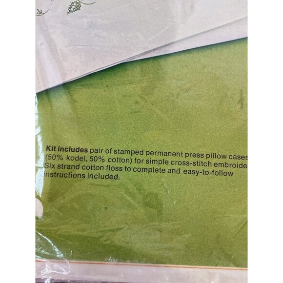 VIntage 1970s Bucillla Pair of Pillow Cases Floral Cross Stitch Embroidery Kit - Picture 7 of 8